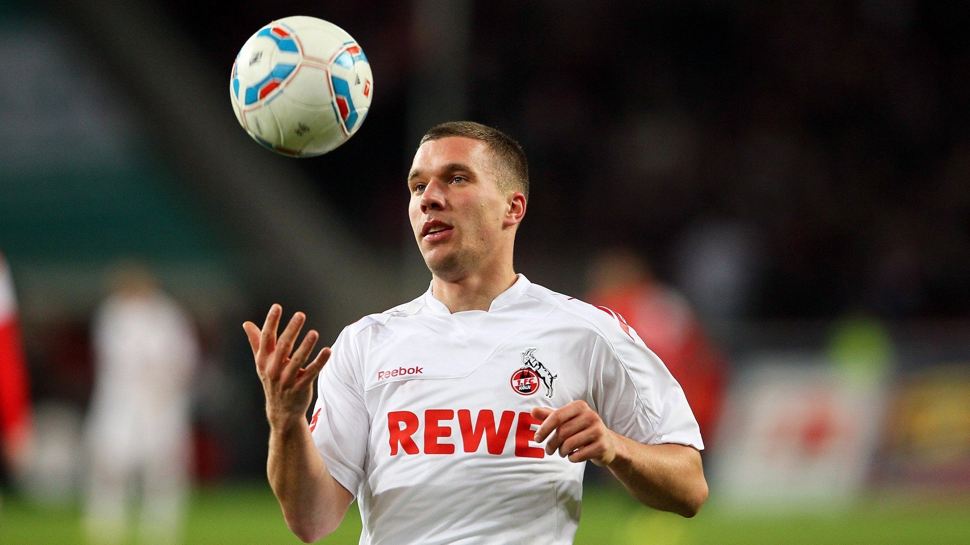 法甲联赛激战正酣，巴黎圣日耳曼领跑积分榜